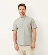 Camisa de hombre de manga corta, color gris claro, con cuello abotonado y corte clásico. Confeccionada en tejido Oxford de algodón.