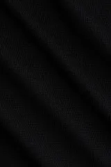 Sweater negro de punto fino, corte holgado, escote redondo y mangas raglán. Tiene cuello, puños y bajo acanalados.