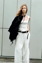 Pantalón culotte blanco de tiro alto con pinzas delanteras, bolsillos laterales y falsos bolsillos traseros.