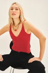 Musculosa corta con escote en V, confeccionada en viscosa con lurex dorado.