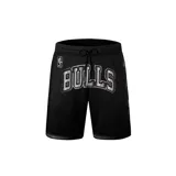 Short de básquet negro con cintura elástica ajustable con cordón, logo de la NBA y el nombre "Bulls" estampado en el frente.