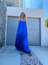 Vestido largo azul eléctrico con espalda descubierta y breteles finos.