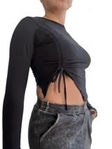 Top negro ajustado con detalle de fruncido lateral y tiras ajustables.