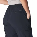 Pantalón de trekking color azul marino, confeccionado con 50% de nailon reciclado, repelente al agua y a las manchas. Cuenta con cintura cómoda plisada, múltiples bolsillos (manos, seguridad con cremallera, cargo, trasero de seguridad) y pernera cónica con bajo parcialmente elástico.