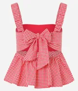 Blusa sin mangas con estampa de cuadros rojos y blancos, breteles anchos con volados, escote recto y lazo en la espalda.