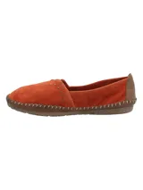 Alpargatas RKF Laurie color ladrillo de cuero suede con tachas metálicas y suela de goma antideslizante.
