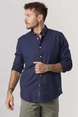 Camisa de hombre color crema, de corte clásico, con cuello abotonado y mangas largas.