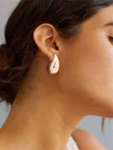 Aros plateados con forma de gota.