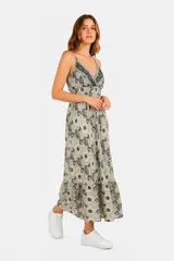 Vestido largo con estampado floral, escote en V y breteles finos.