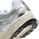 Championes urbanos Nike P-6000 color plateado y blanco con detalles en negro.