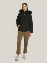 Campera acolchada negra de Tommy Hilfiger con cuello alto forrado en piel sintética, cierre de cremallera, bolsillos laterales y detalles distintivos de la marca.