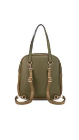 Mochila color marrón con doble asa de mano y correas traseras regulables. Presenta un bolsillo frontal con cierre y compartimento interno para iPad.