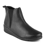 Bota de cuero negro con elástico lateral, cierre de cremallera y suela de goma.