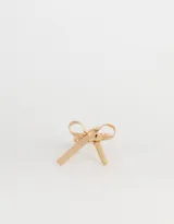 Anillo dorado con forma de moño.