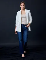 Blazer blanco en crepe, marca Dictionary. Cuello con solapa y abertura central. Delantera con bolsillos. Manga ¾ fruncida y forro interno.