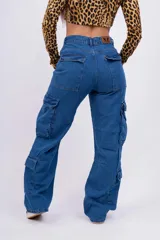 Pantalón de jean azul con corte holgado y bolsillos cargo.