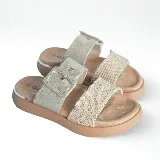 Sandalias de plataforma baja color dorado, con dos tiras horizontales, una con textura tejida y otra con hebilla.