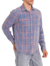 Camisa de manga larga RKF modelo Bradford, con patrón a cuadros en tonos marrón y beige. Cuenta con cuello camisero, cierre con botones, dos bolsillos en el pecho con tapeta y botón de madera, y corte modern fit.