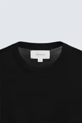 Jersey negro de lana y cashmere, de corte regular, cuello redondo y manga larga.