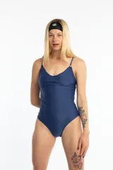 Malla enteriza azul con breteles finos.