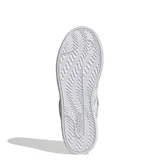 Championes Adidas Grand Court Alpha, color gris con detalles en blanco. Inspirados en el tenis de los años 80, confeccionados en material sintético tipo nobuk con entresuela Cloudfoam y suela de goma.