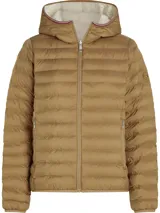 Campera acolchada color marrón claro, reversible, con capucha y cierre frontal.