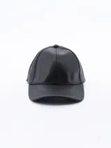Gorro tipo béisbol negro de cuero sintético.