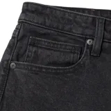 Pantalón de jean negro de corte recto, con cinco bolsillos y calce amplio en muslo y rodilla.
