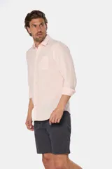 Bermuda color beige con cintura elastizada, bolsillos laterales y traseros.