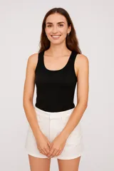Musculosa negra de algodón con breteles anchos, corte al cuerpo y cuello redondo.