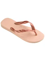 Chancletas Havaianas Slim color rosa viejo, con tiras finas con diseño de espiga y logo de la marca en relieve.