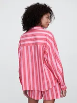 Camisa de popelina a rayas verticales rosas y blancas, de corte holgado y manga larga.