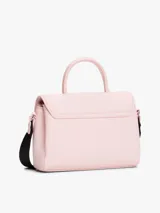 Cartera Tommy Jeans color rosa con asa superior, correa ajustable negra, cierre de solapa magnético, dos compartimentos principales y bolsillo interior con cremallera.