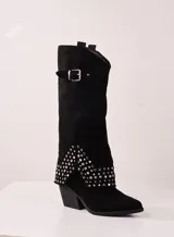 Bota texana negra de caña alta con detalles de tachas plateadas y hebilla lateral.