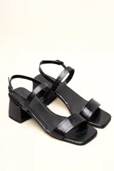 Sandalias marrones de cuero vacuno con textura tipo reptil, dos tiras y taco bloque de 4 cm.