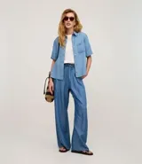 Pantalón femenino de corte wide leg, color azul, confeccionado en liocel. Presenta cintura elástica con lazo y detalle de nervura frontal.