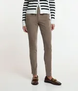 Pantalón skinny de terciopelo cotelê color marrón, con cintura mediana, bolsillos delanteros y traseros, cierre por botón y cremallera.