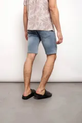 Bermuda de jean celeste, corte a la rodilla.