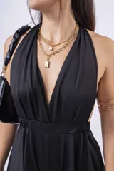 Mono corto de color rojo con escote halter y espalda descubierta.