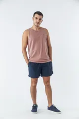 Short de baño liso color azul marino, con dos bolsillos delanteros y uno trasero.