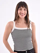 Musculosa tejida a rayas horizontales blancas y negras, con breteles anchos blancos.