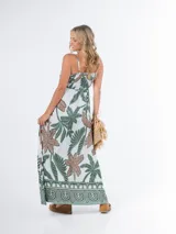 Vestido largo con estampado de hojas, breteles finos regulables y corte imperio.