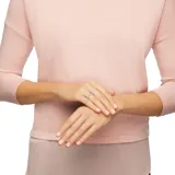 Anillo delgado plateado con una hilera de cristales blancos.