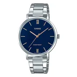 Reloj analógico Casio con caja y correa de acero inoxidable plateado. Presenta una esfera redonda de color azul oscuro con marcadores de hora dorados, incluyendo números romanos en las posiciones de las 12 y las 6. Las agujas son doradas.