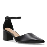 Zapato negro de cuero liso, estilo salón con punta fina y tira de tobillo ajustable con hebilla. Posee un taco ancho y bajo.