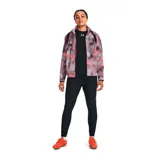 Pantalón deportivo Under Armour Challenger Pro para mujer, color rojo con paneles laterales en negro y logo blanco.