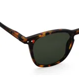 Lentes de sol Izipizi modelo #E, con montura carey y lentes verdes.