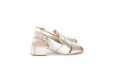 Sandalia plateada de cuero trenzado con punta cuadrada, taco ancho forrado de 4 cm, talón abierto con pulsera ajustable y hebilla metálica.