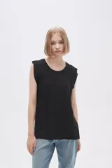 Remera negra de viscosa con cuello redondo y mangas cortas con volados.