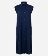 Vestido chemise de lino color negro, con cuello camisero, sin mangas y cierre frontal con botones. Incluye cinturón de tela estampado.